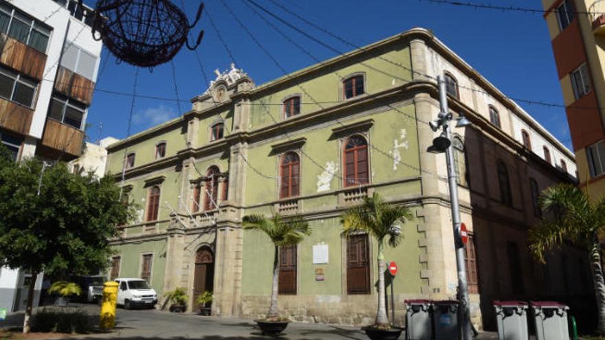 Edificio de la antigua Escuela de Artes y Oficios, decladrado Bien de Interés Cultural en 2007.