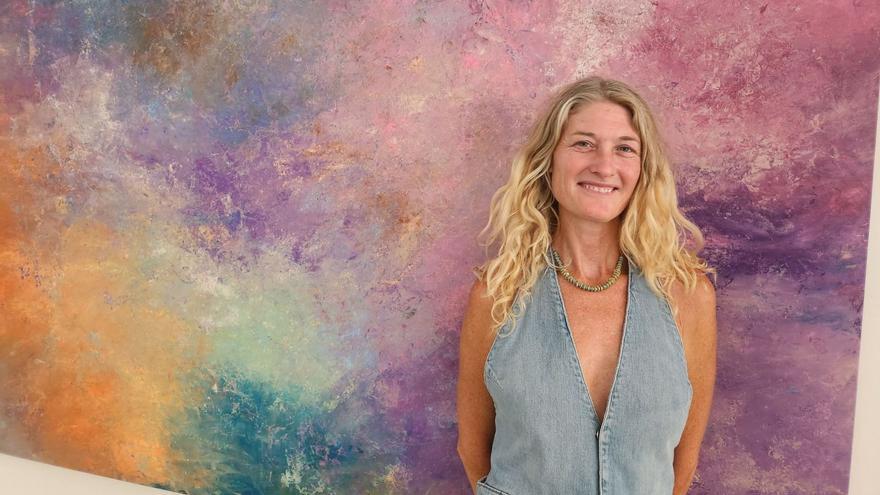 La artista inglesa Helen Sadler, ayer, en el Club Diario de Ibiza, con uno de sus cuadros de fondo.    |  CÉSAR NAVARRO