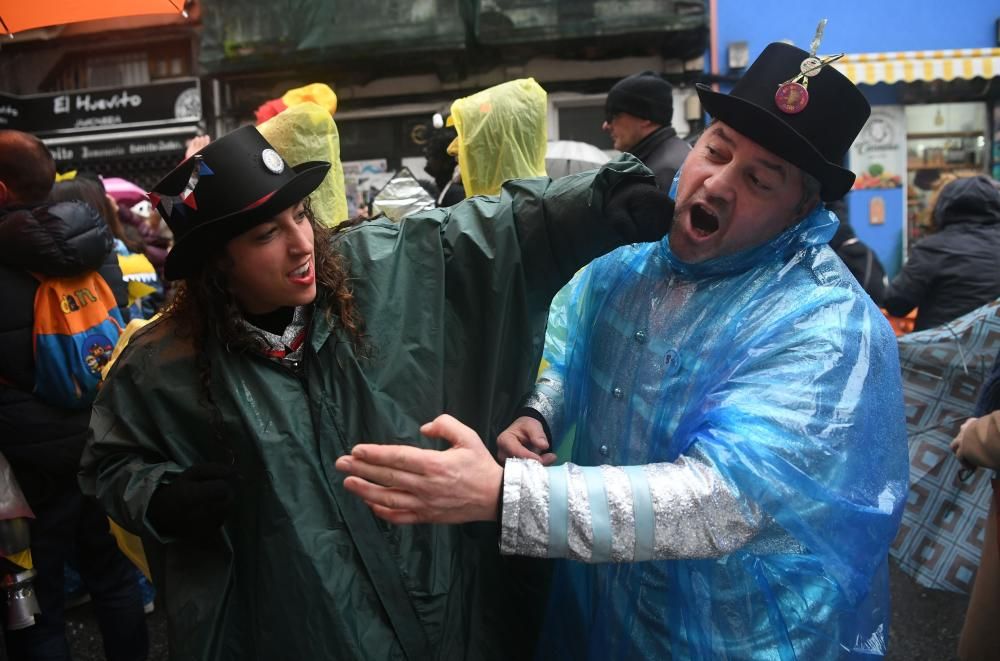 La calle de la Torre se llena esta martes de divertidos disfraces con la fiesta más destacada del carnaval coruñés que marca la recta final a seis días de humor irreverente.