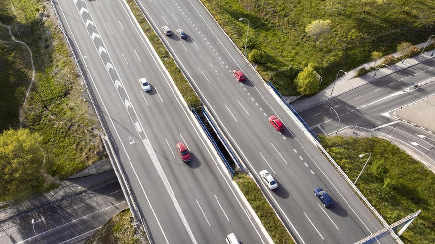 La DGT multa con 600 euros y 6 puntos por adelantar de la forma &quot;tradicional&quot; en carretera