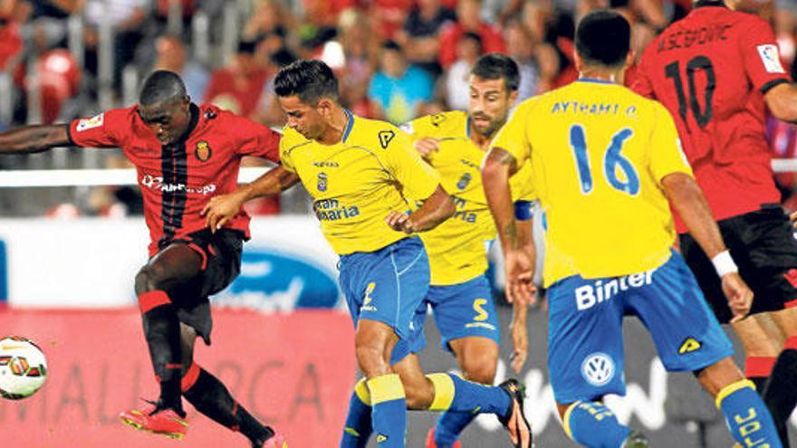 Pereira conduce el balón ante rivales en el partido ante el Las Palmas del domingo.