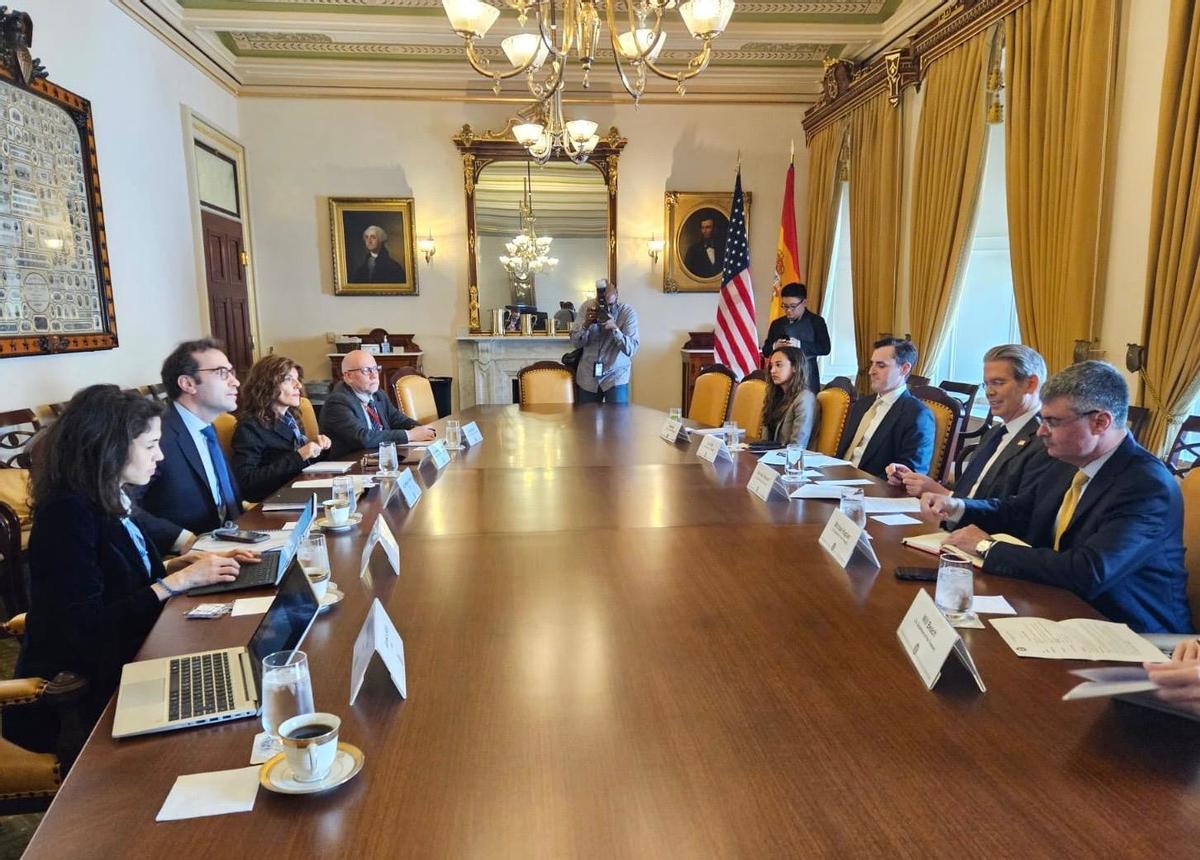 Carlos Cuerpo, durante su reunión con el secretario del Tesoro de Estados Unidos, Scott Bessent.