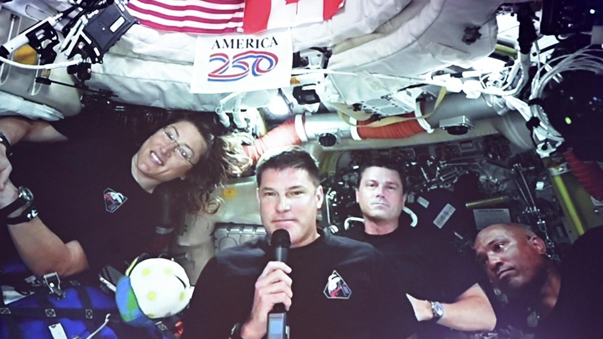 Los astronautas de la misión Artemis II, en una imagen del 8 de abril, en el interior de la nave.