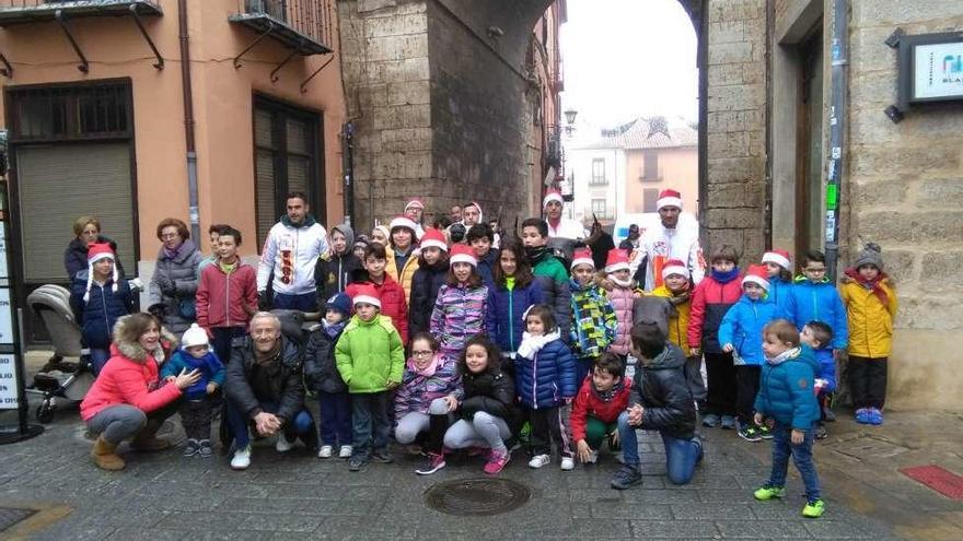 Los participantes y los miembros de la asociación posan en una foto de familia.