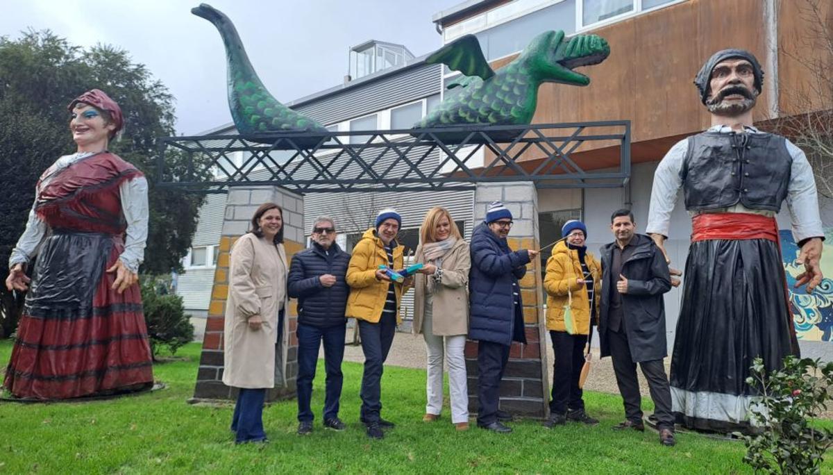 Presentación del Entroido redondelano, ayer, junto al multiusos.