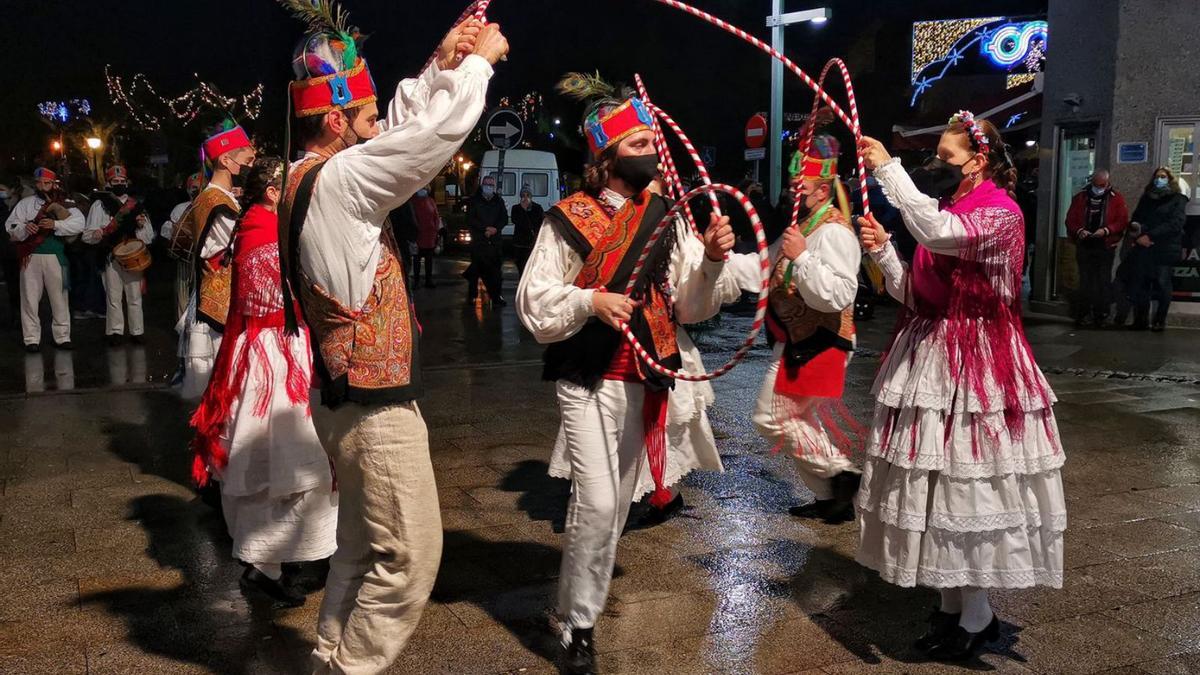 Algunos de los danzantes de Lembranzas da Ría, ayer en la Praza da Constitución.   | // SANTOS ÁLVAREZ