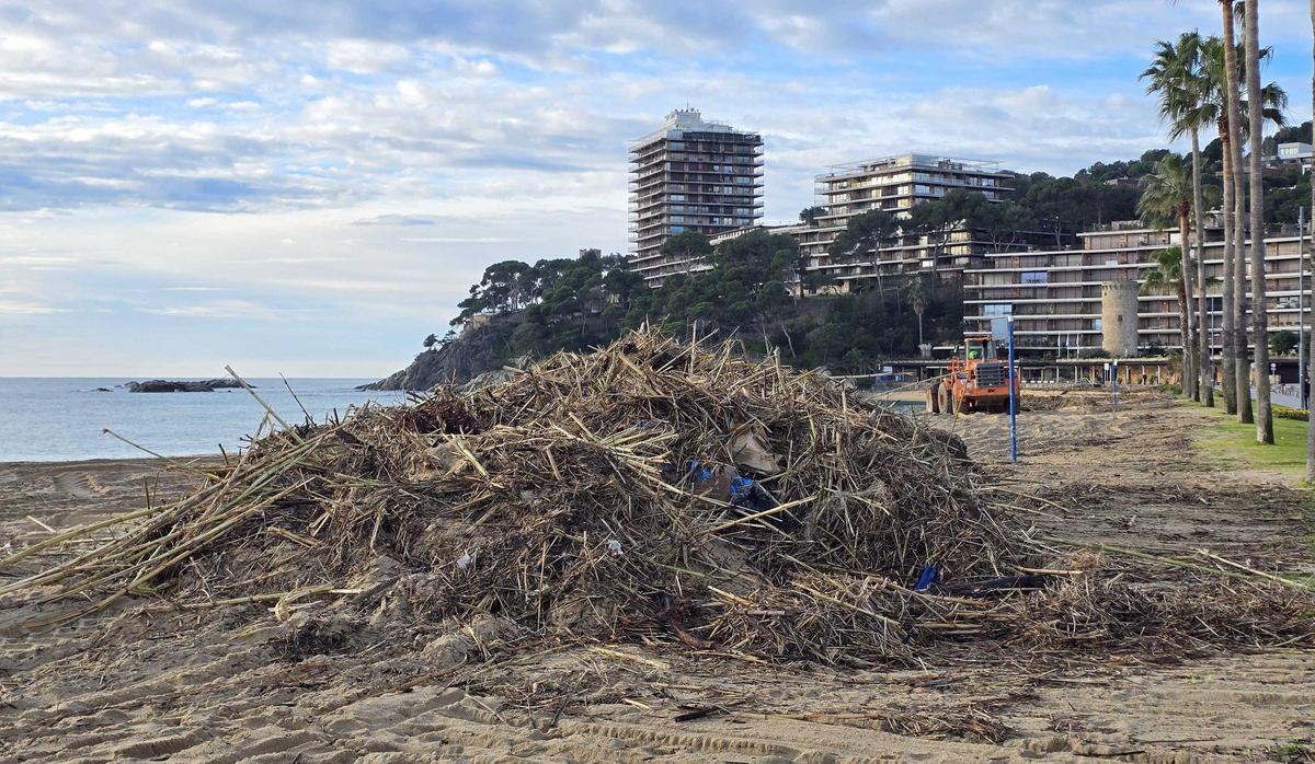 L’Ajuntament de Calonge i Sant Antoni engega la neteja de les platges.