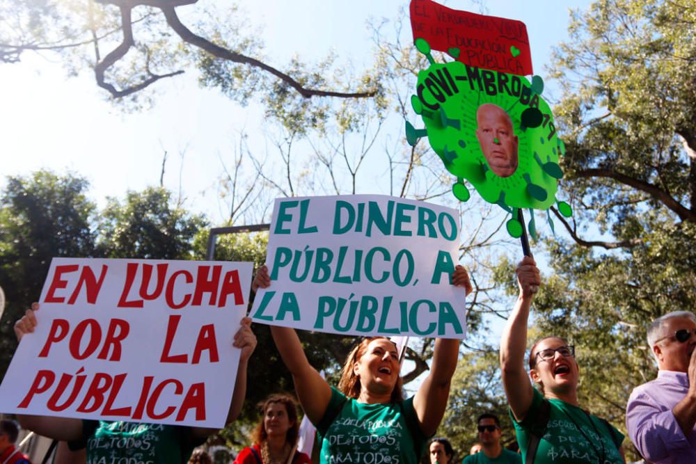 Al son de tambores, silbatos y una singular gaita, los congregantes han caminado juntos por las calles del centro de la ciudad por una causa común, la defensa de la educación