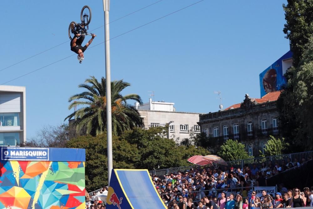 Miles de personas disfrutan en el Náutico de Vigo de las numerosas pruebas de deporte urbano que se disputan en O Marisquiño.