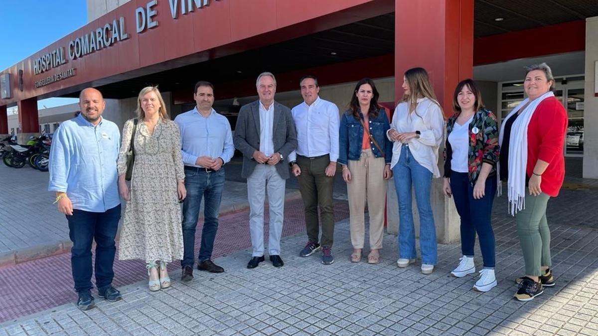 Fabra, con integrantes de la lista del PP autonómico y municipal, a las puertas del Hospital Comarcal de Vinaròs.