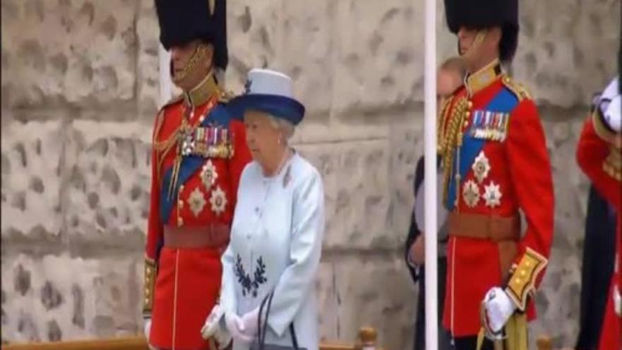 La Reina de Inglaterra celebra su cumpleaños con un desfile militar