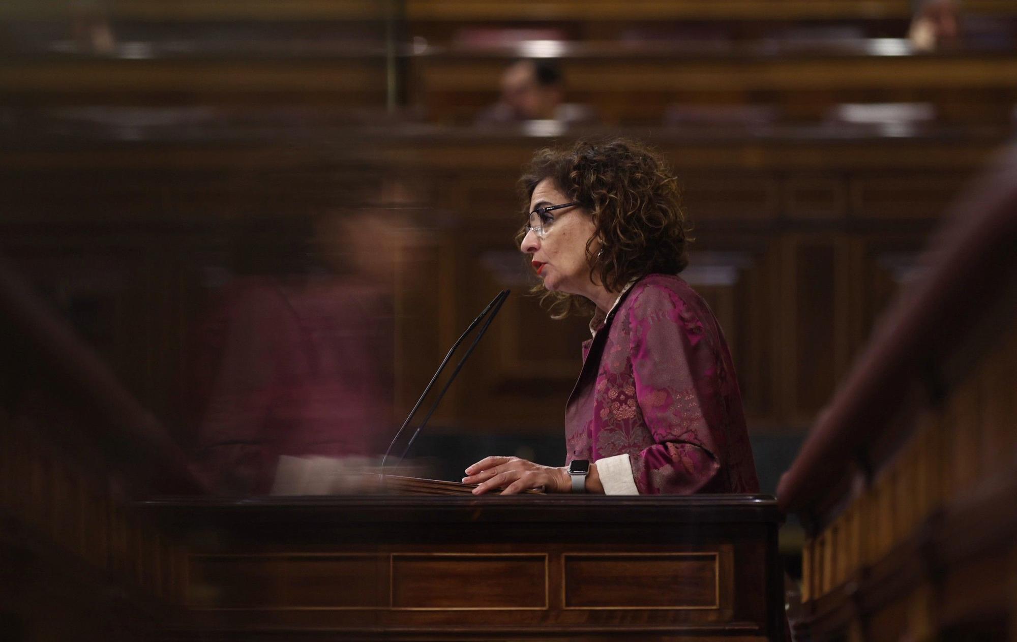 La ministra de Hacienda, María Jesús Montero, interviene durante una sesión plenaria, en el Congreso