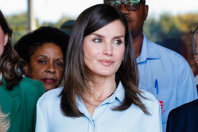 Letizia Ortiz o cómo combinar una blusa con una falda midi de vuelo en color azul celeste para la invitada perfecta - Woman