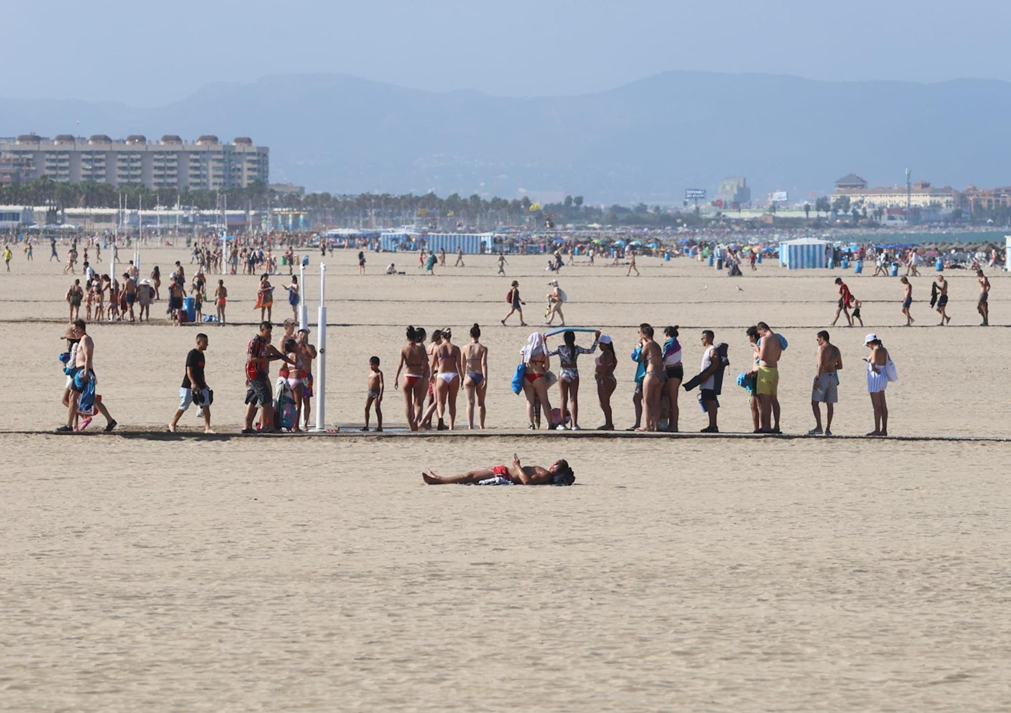 Las playas de València a rebosar el último fin de semana de julio