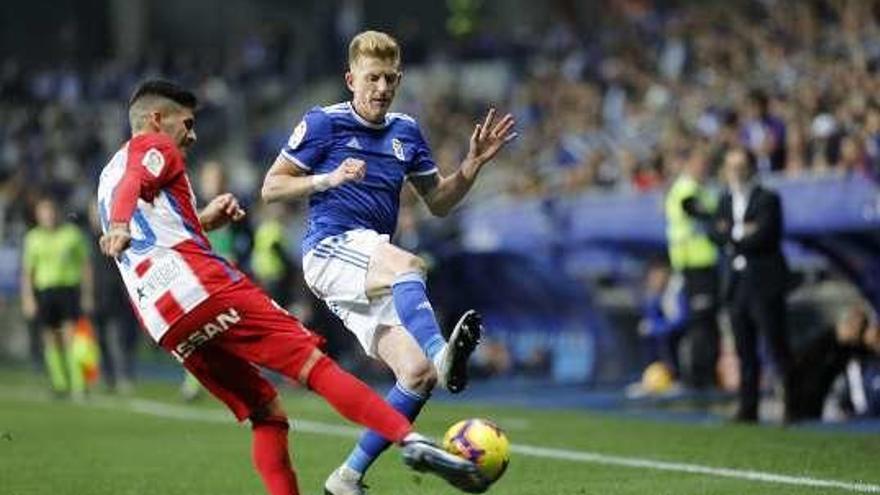 Una acción del último derbi disputado en el Tartiere.