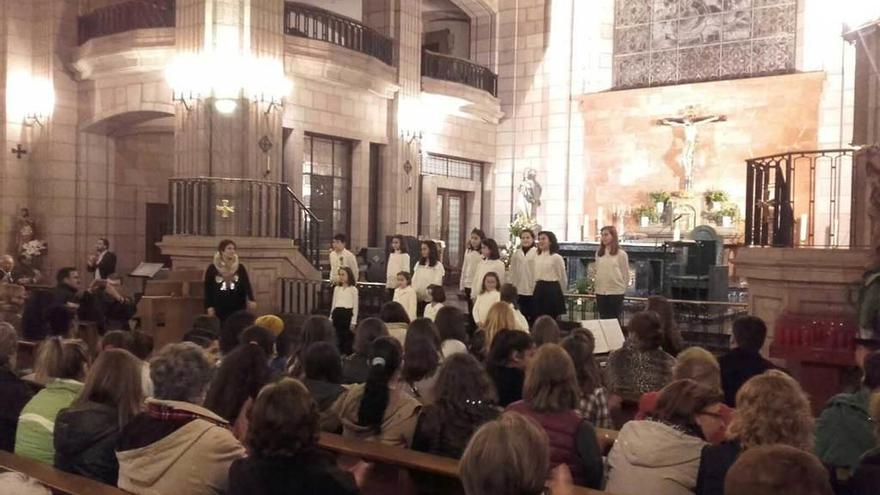 Concierto de villancicos en la iglesia de Cangas de Onís, ayer.