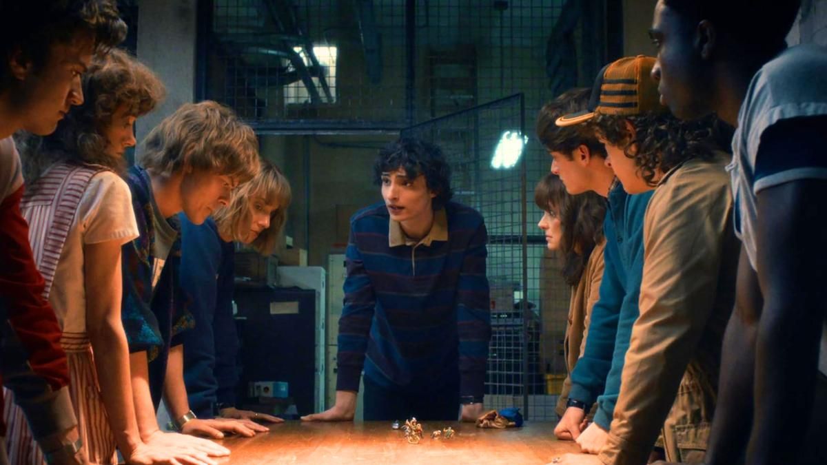 Fotogramas de 'Stranger Things', aparece Mike y el grupo