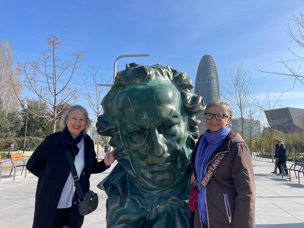 Pilar Pérez i Montse Delval en la exposición de la plaza de las Glòries.