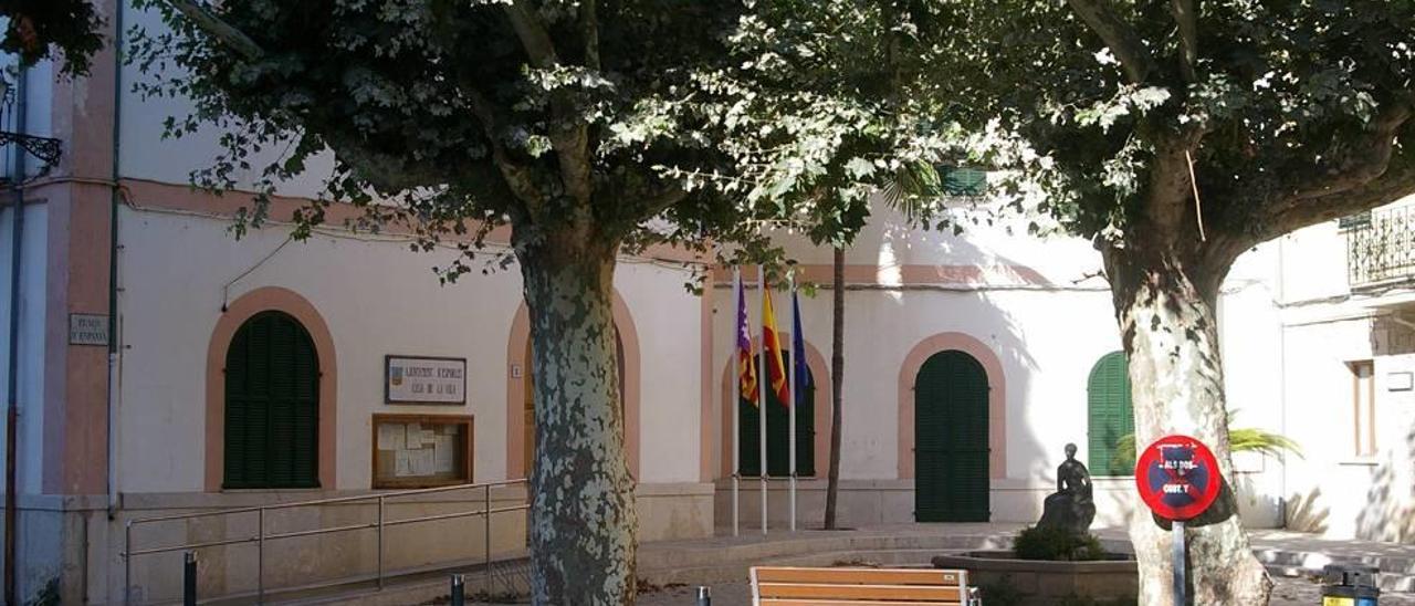 El Ayuntamiento de Esporles.