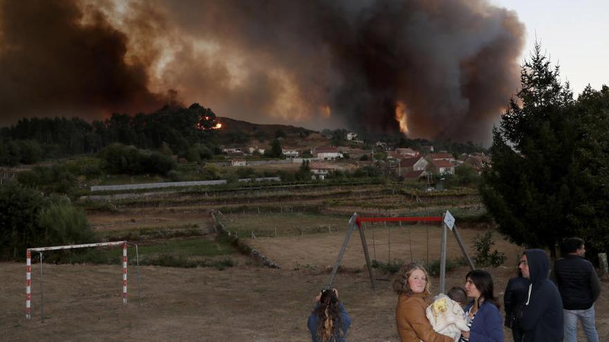Incendio en las proximidades de una aldea de Mondariz, en octubre de 2018 // J. Lores