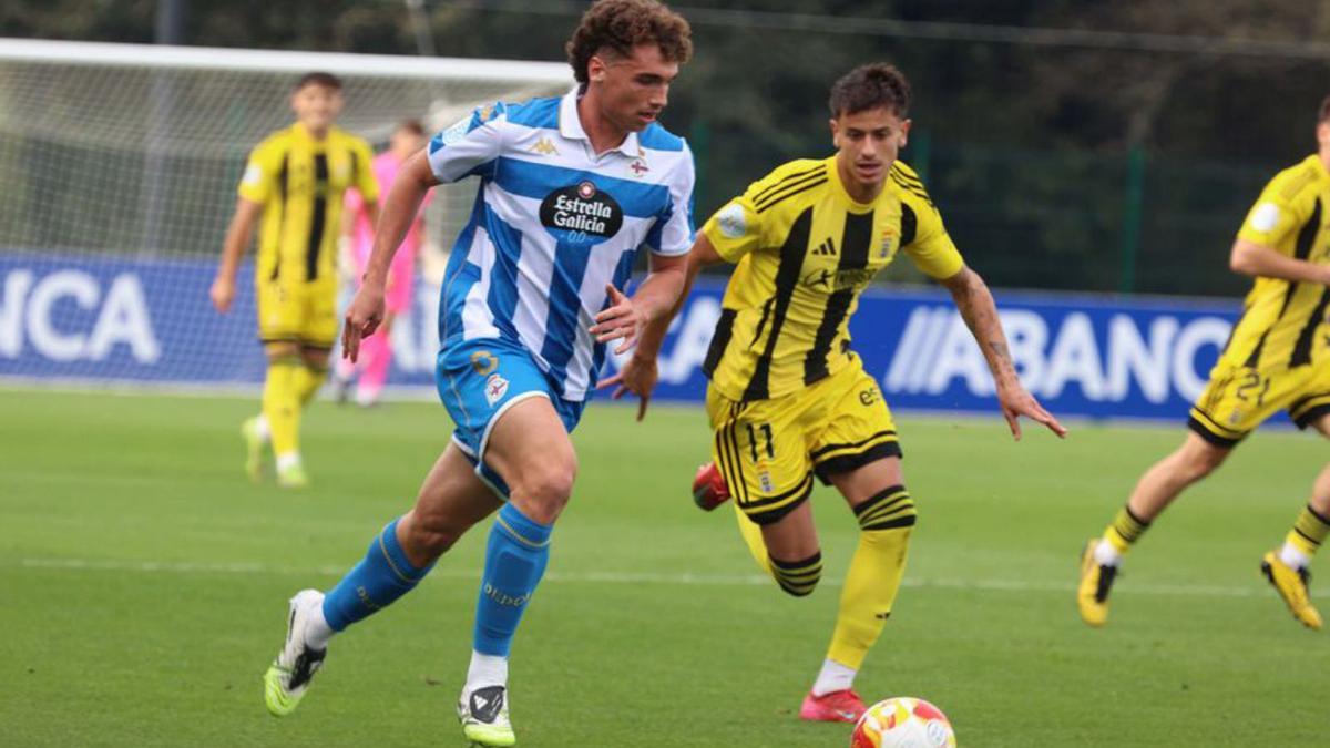 Jaime Garrido, en un duelo con el Fabril ante el Oviedo Vetusta.