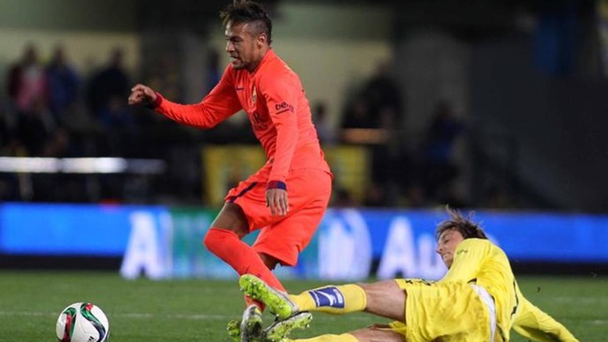 Esta terrible entrada de Pina casi lesiona a Neymar Jr.