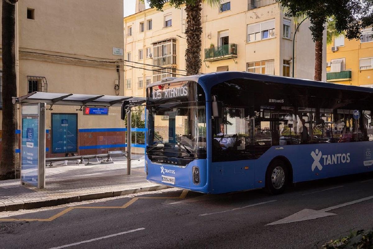 El autobús de la 'Línea 105 Xtantos', por las calles de Málaga.