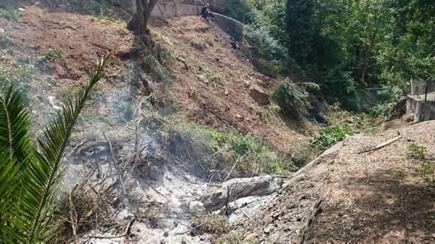 Una quema municipal de poda en un barranco desata la alarma en Segart