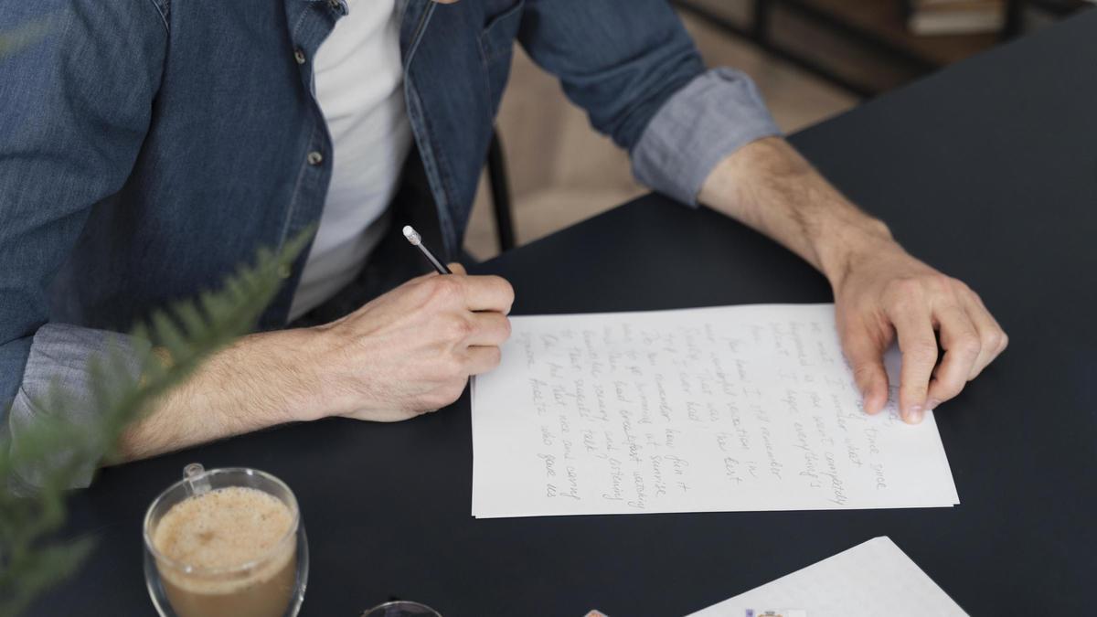 Persona escrivint una carta.