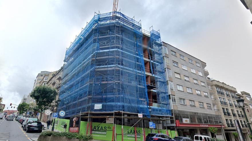 Edificio promovido por Laxas durante su construcción.