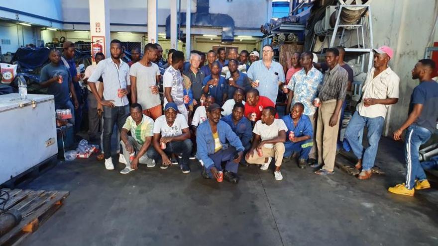 El marinense, (a la derecha de la imagen, con gafas) en su lugar de trabajo en Mozambique.  | // FDV