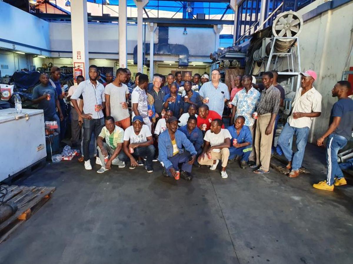 El marinense, (a la derecha de la imagen, con gafas) en su lugar de trabajo en Mozambique.  | // FDV