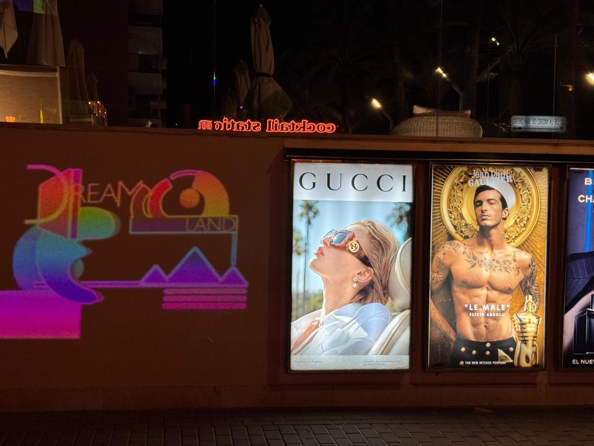 Eine Projektion von Llorenç Garrit am Ballermann.