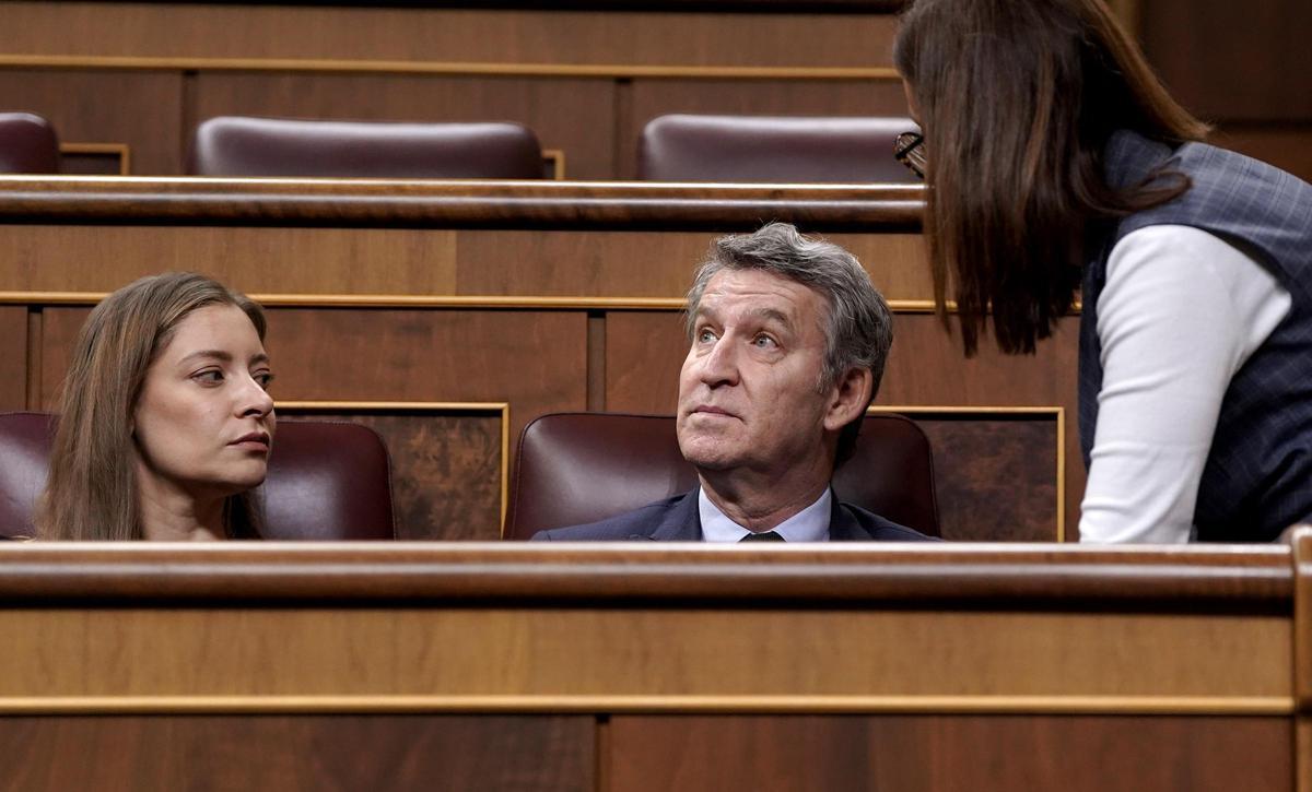 Alberto Núñez Feijóo, junto a la portavoz del PP, Ester Muñoz, y su jefa de gabinete, Marta Varela, en el pleno parlamentario del pasado martes.