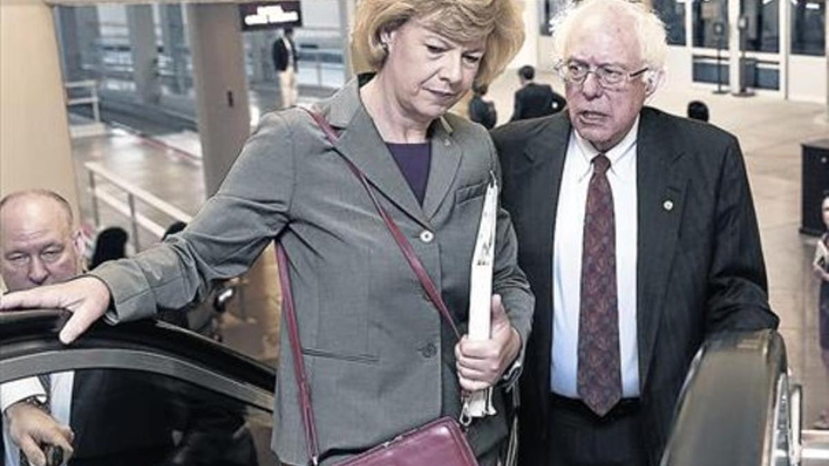 Bernie Sanders conversa con una parlamentaria, en el Senado.