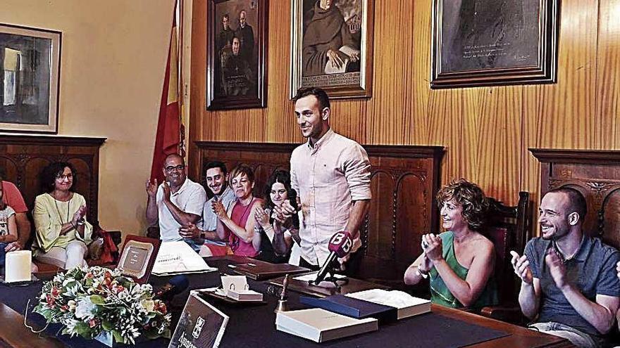 Sastre pronuncia su discurso ante la alcaldesa y los presentes.