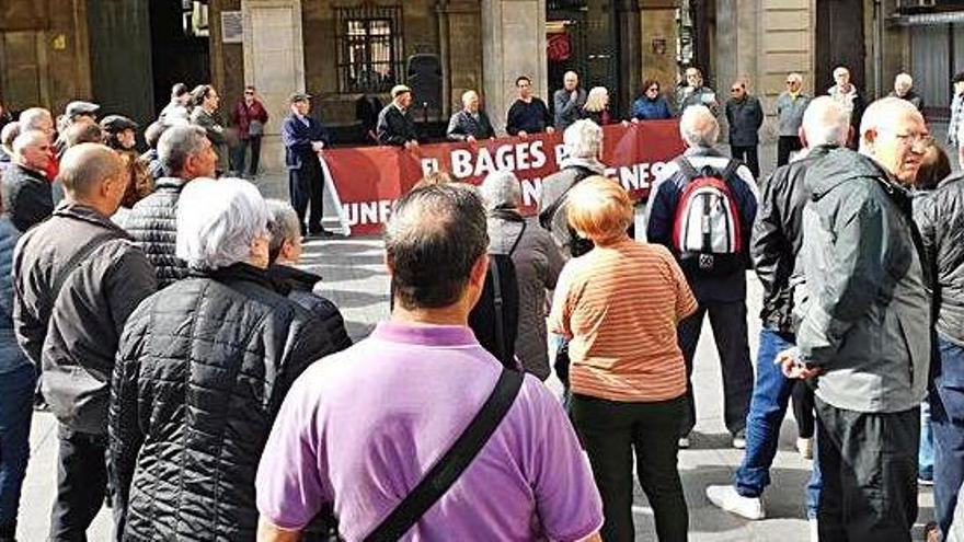 Concentració per unes pensions dignes a la plaça Major de Manresa
