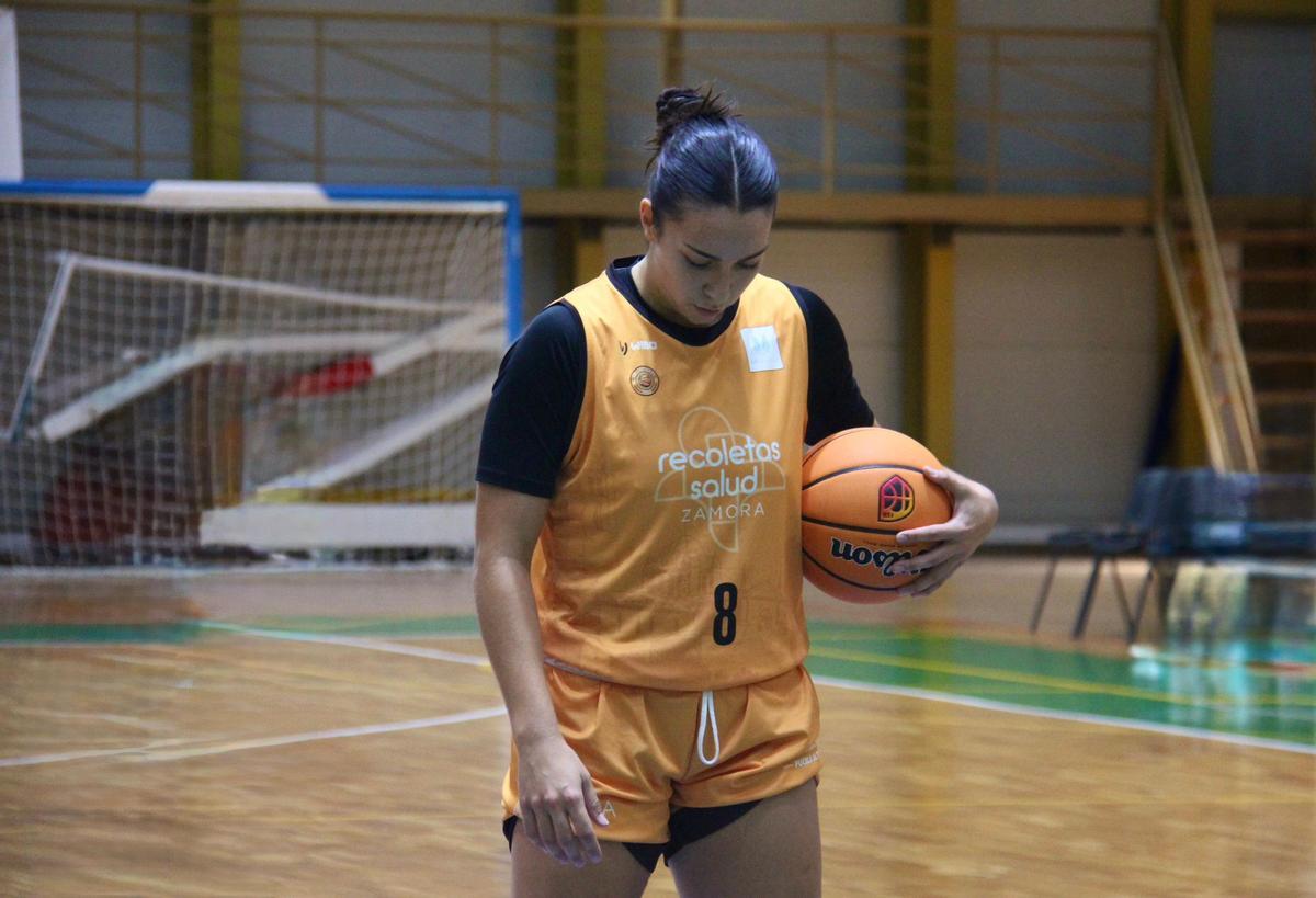 Ana Pérez Relancio, en un entrenamiento con el CD Zamarat Recoletas Zamora, antes de tirar a canasta.