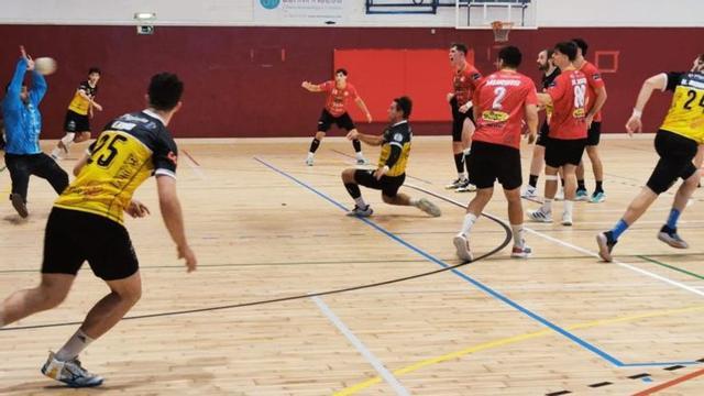 Una acción en ataque del Auto Center Vetusta, ayer, durante el partido ante el Royal Premium Gijón Jovellanos. |