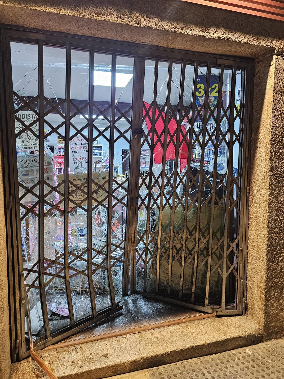 La verja y el cristal del Estanco de Trujillo tras el intento de robo