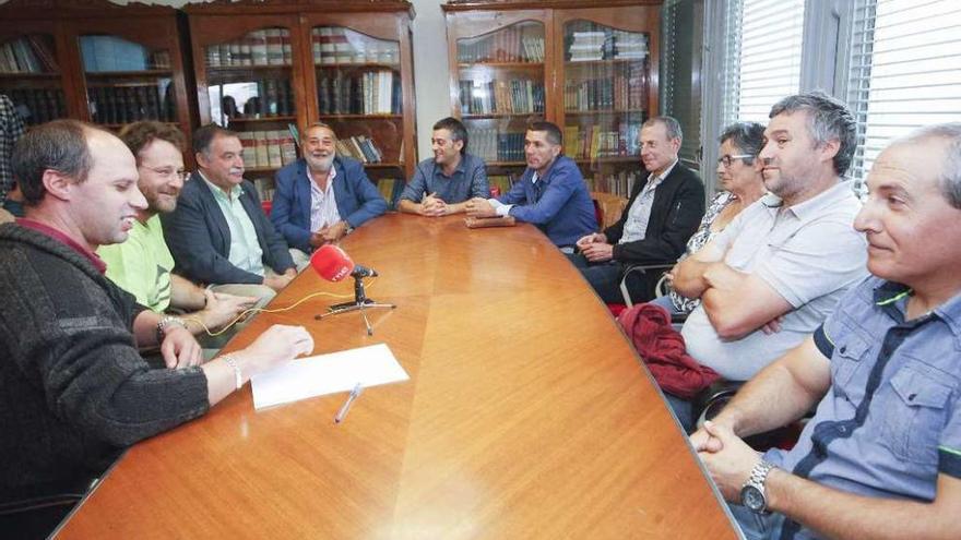 Los firmantes de la solicitud de entrevista, durante su reunión en la Cofradía de Pescadores coruñesa.