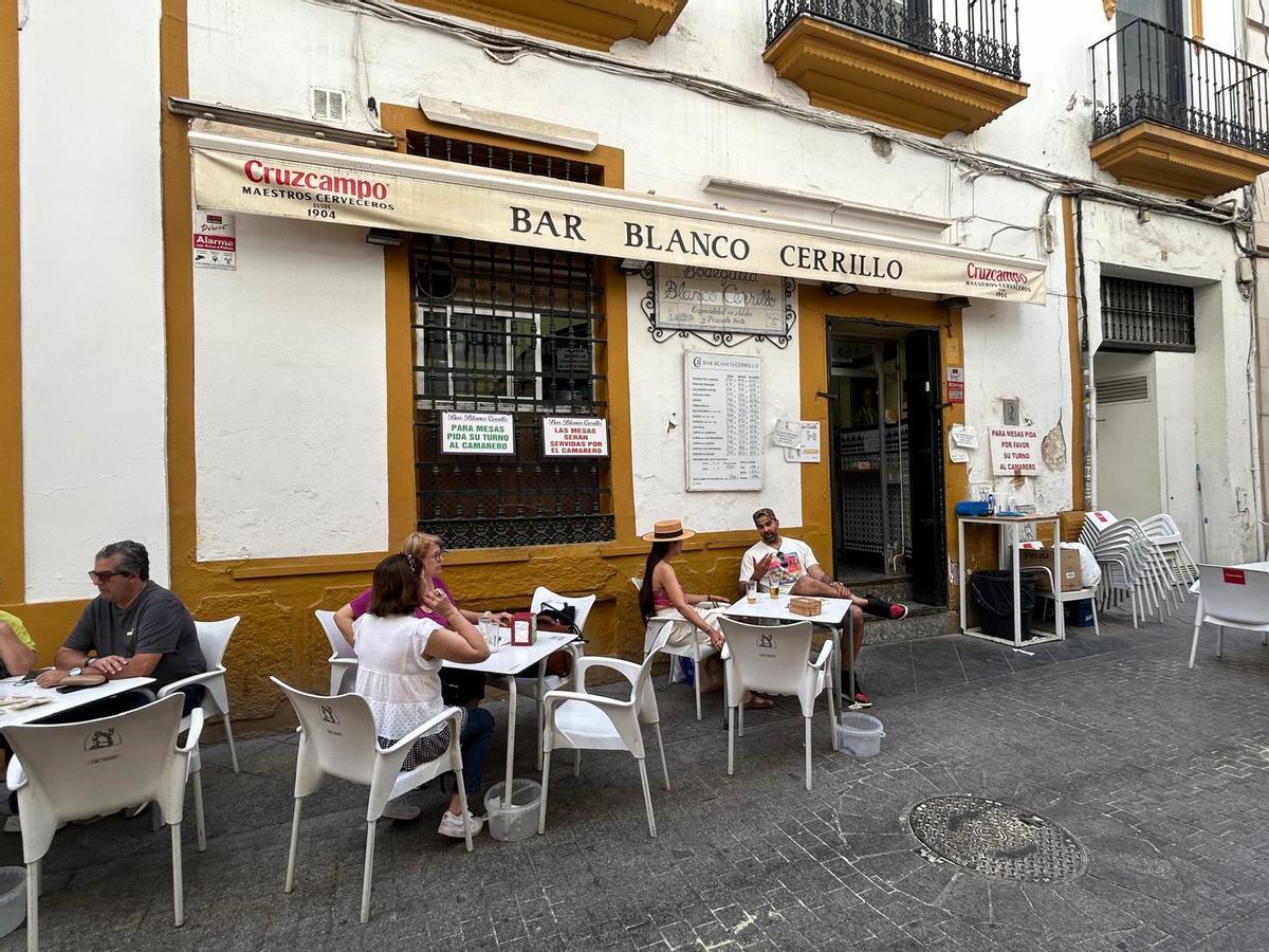 El pequeño velador del Bar Blanco Cerrillo