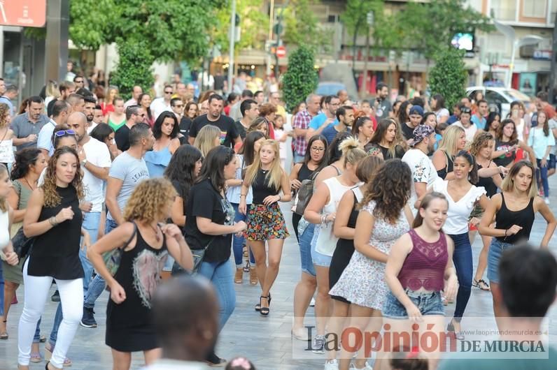 Los bailes latinos salen a la calle en Murcia