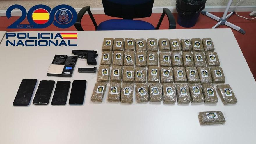 Un kilo de cocaína, cuatro kilos de hachís y armas de fuego: el alijo encontrado a cinco detenidos por vender droga en el valle del Nalón en el último mes