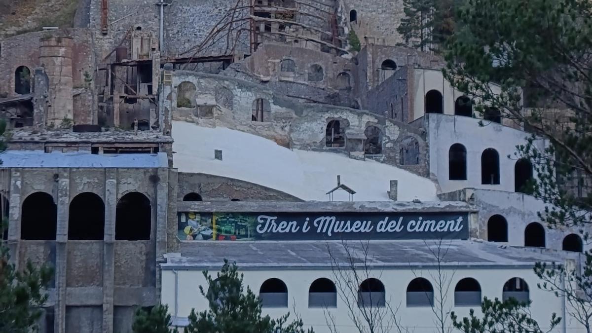 L'antiga fàbrica Asland reconvertida en Museu del Ciment, al Clot del Moro (Castellar de n'Hug)