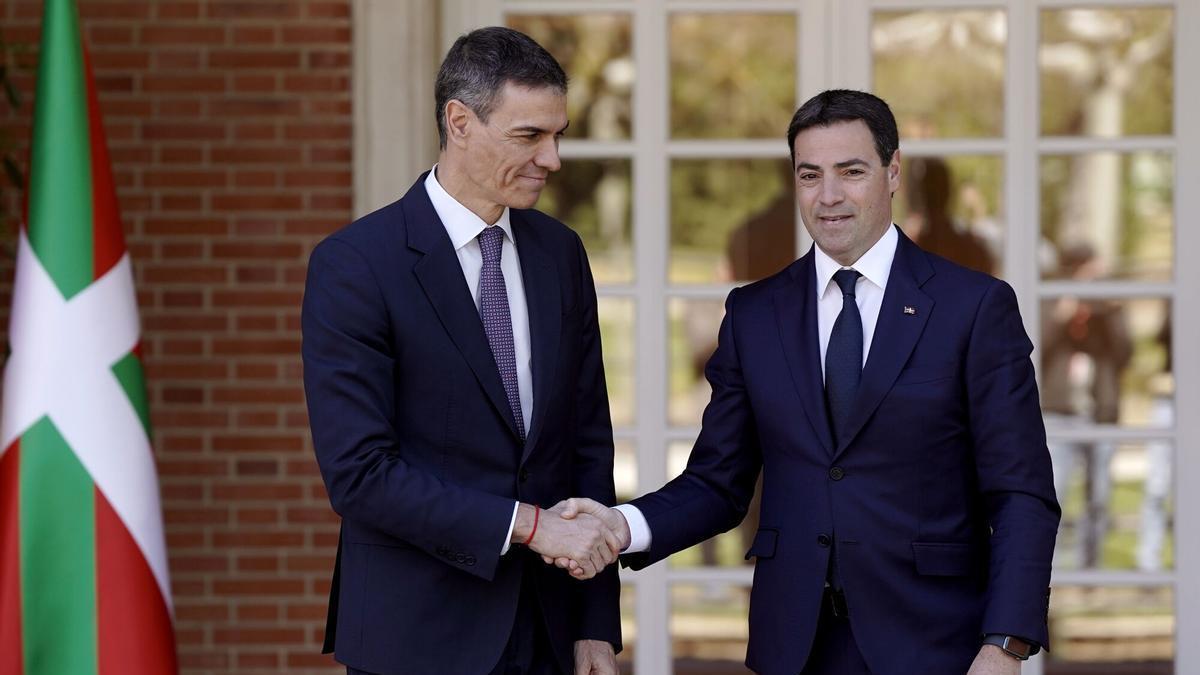 El presidente del Gobierno, Pedro Sánchez, y el Lehendakari Imanol Pradales, durante un encuentro el pasado mes de marzo en Moncloa.