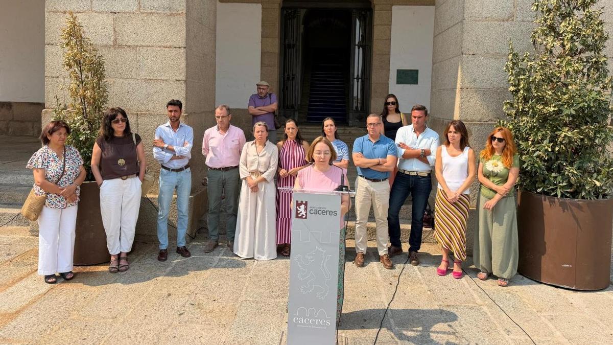 Fátima Rosario Berrocal junto a representantes de la corporación municipal, durante la lectura del manifiesto contra la violencia machista celebrada este lunes.