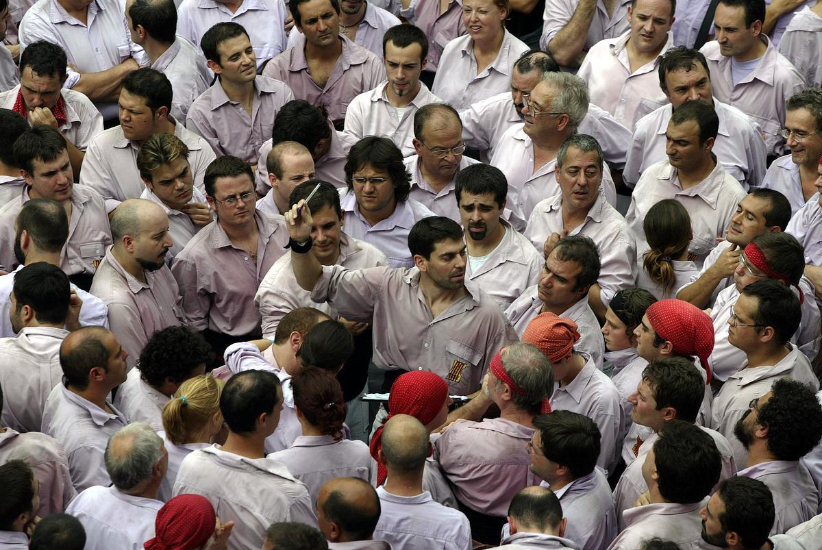 Mercè 2005. ELS MINYONS DE TERRASSA SE PREPARAN PARA CARGAR UNA 4 DE 9 CON FOLRE