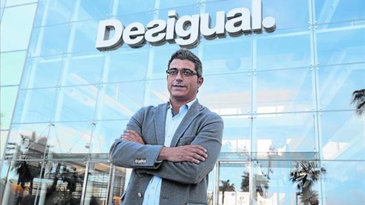 Manel Jadraque, frente a la sede de Desigual en Barcelona.