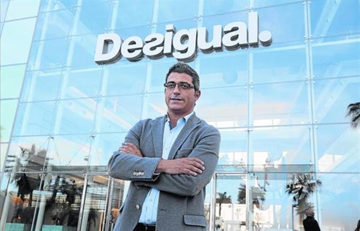 Manel Jadraque, davant la seu de Desigual a Barcelona. Manel Jadraque, davant la seu de Desigual a Barcelona.
